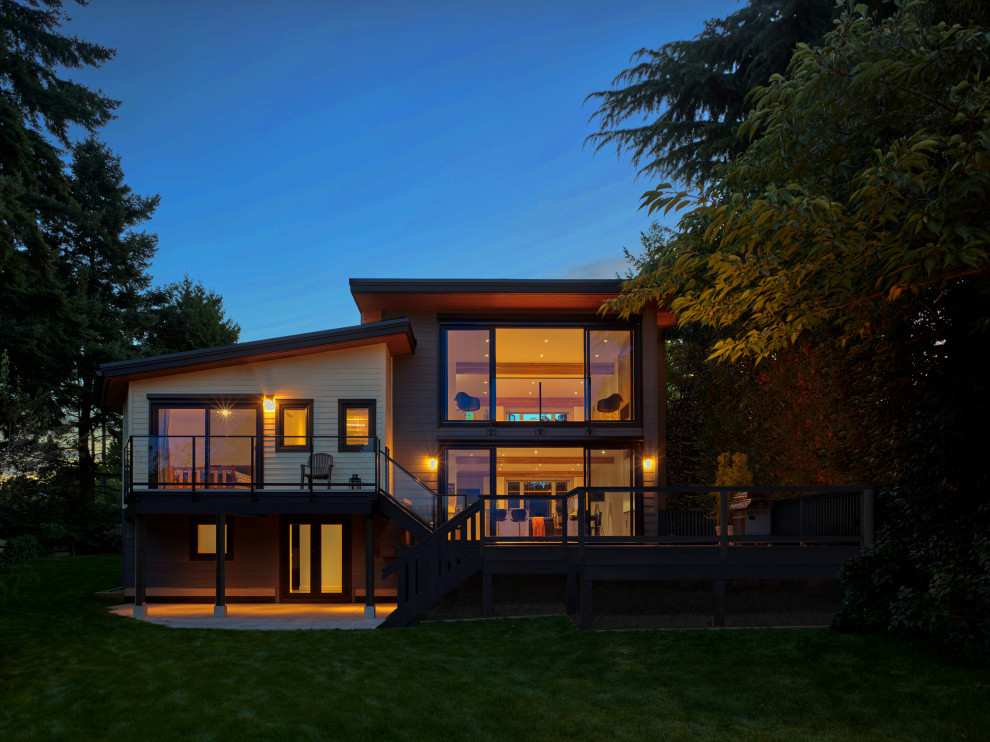 Inspiration för ett mellanstort funkis flerfärgat hus i flera nivåer, med fiberplattor i betong, pulpettak och levande tak