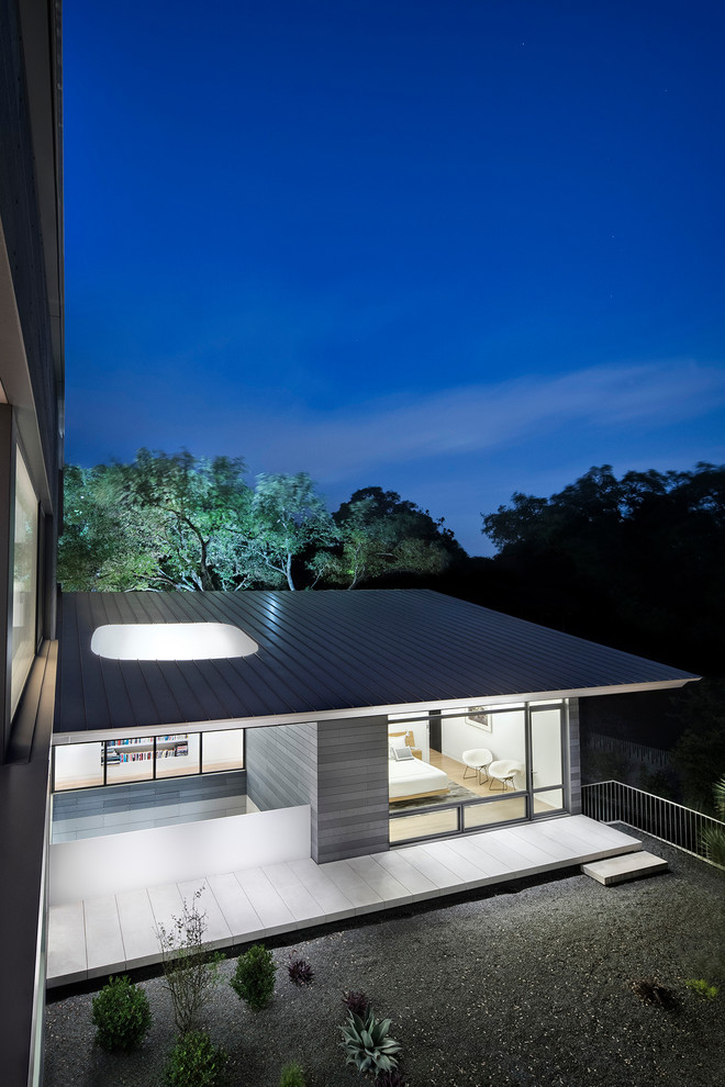 Idées déco pour une grande façade de maison grise rétro en panneau de béton fibré à deux étages et plus avec un toit à deux pans et un toit en métal.