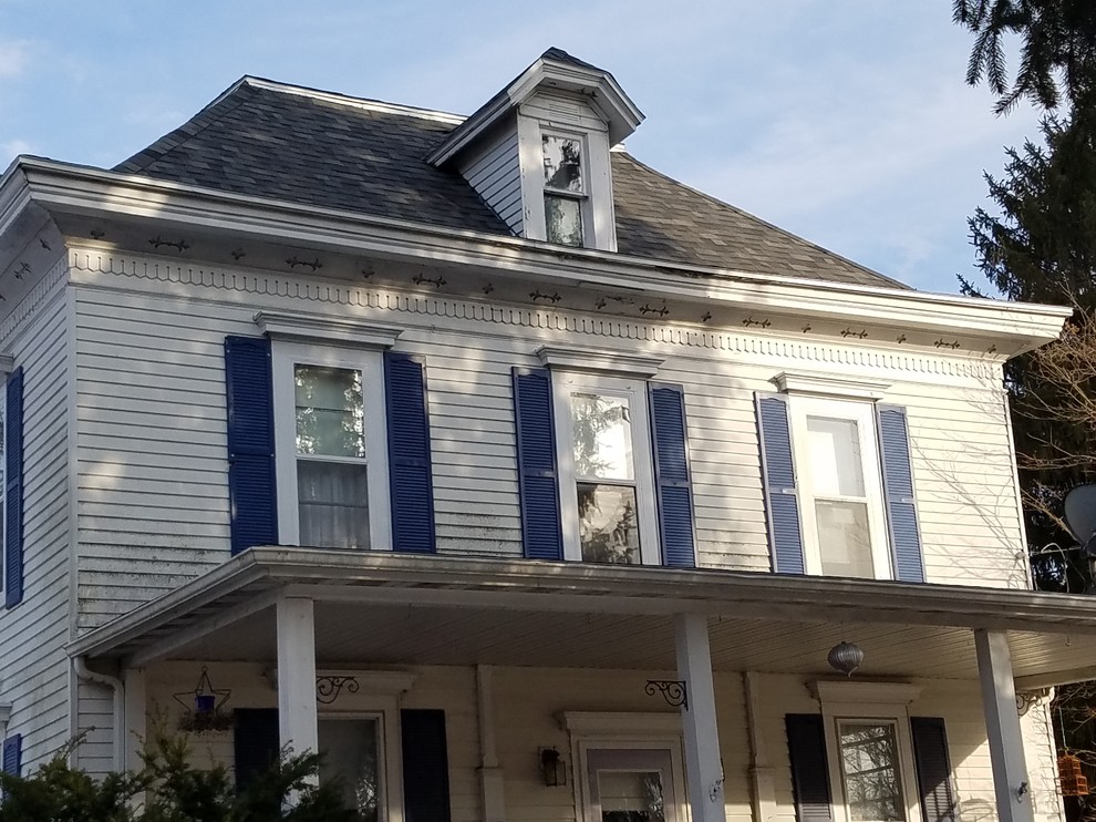 Großes, Zweistöckiges Klassisches Einfamilienhaus mit Faserzement-Fassade, weißer Fassadenfarbe, Schindeldach und Halbwalmdach in Cedar Rapids
