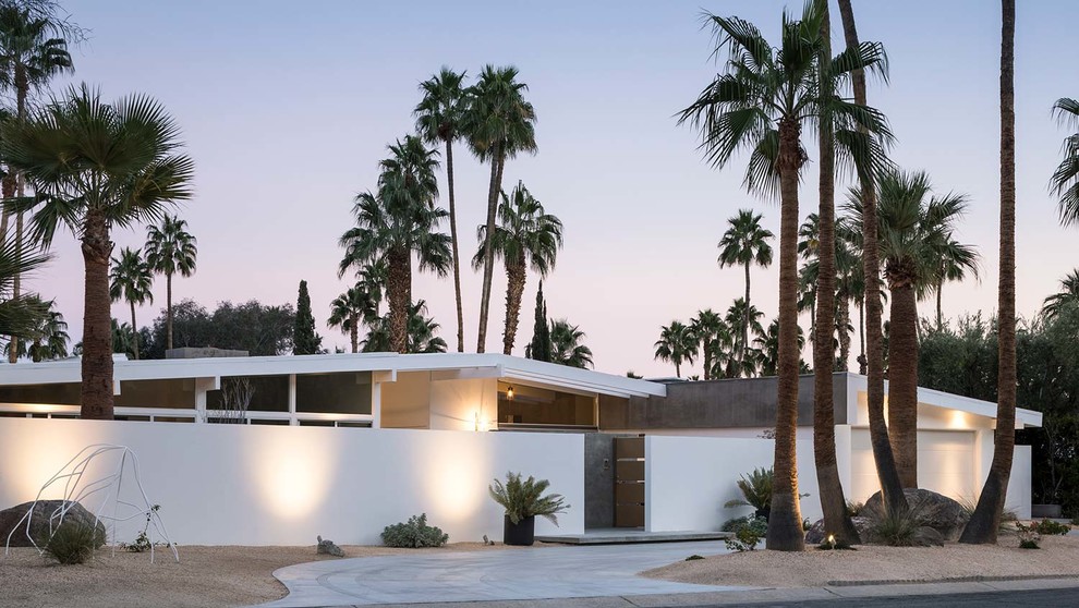 Diseño de fachada blanca retro de tamaño medio de una planta con revestimiento de estuco y tejado a dos aguas
