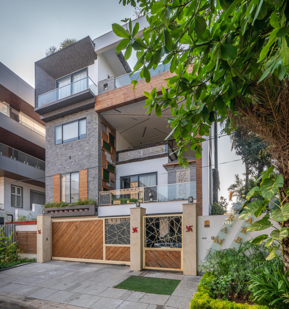 Vierstöckiges Asiatisches Einfamilienhaus mit Mix-Fassade und grauer Fassadenfarbe in Hyderabad