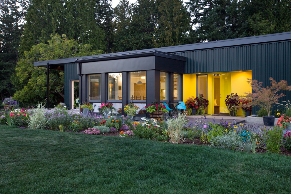 Design ideas for a scandi house exterior in Seattle.