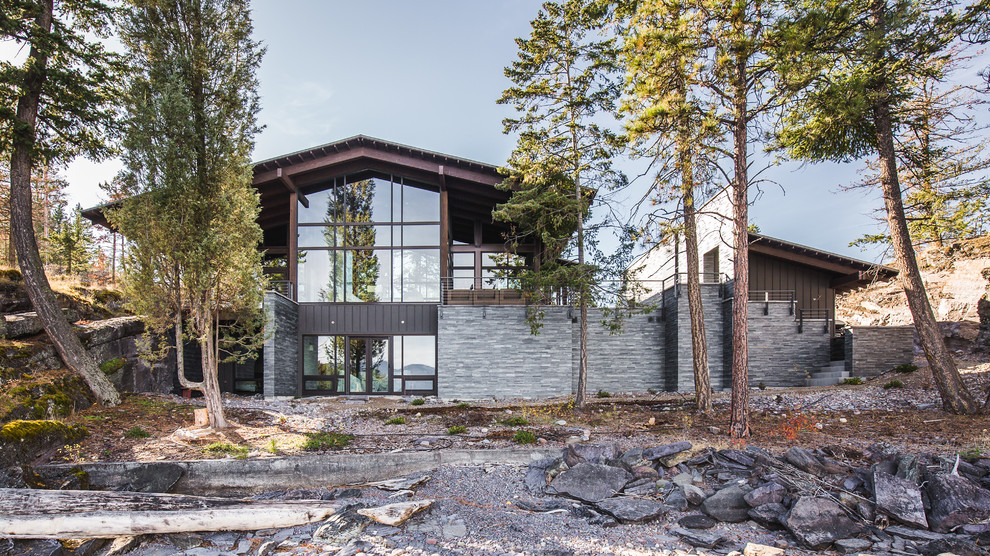 Mittelgroßes, Zweistöckiges Uriges Einfamilienhaus mit grauer Fassadenfarbe, Satteldach und Mix-Fassade in Sonstige