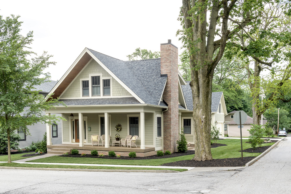 Zweistöckiges Klassisches Einfamilienhaus mit Mix-Fassade, grüner Fassadenfarbe, Satteldach und Schindeldach in Indianapolis