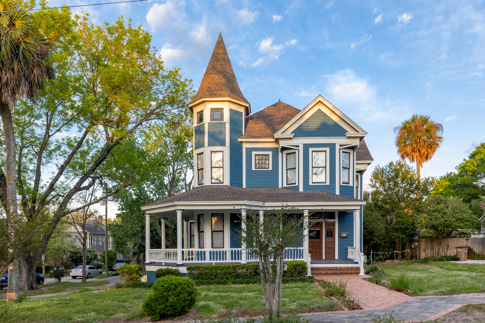 Cette photo montre une très grande façade de maison bleue victorienne en bois à deux étages et plus avec un toit à deux pans et un toit en shingle.