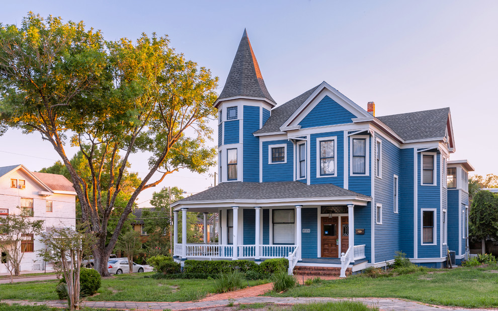 Exemple d'une très grande façade de maison bleue victorienne en bois à deux étages et plus avec un toit à deux pans et un toit en shingle.
