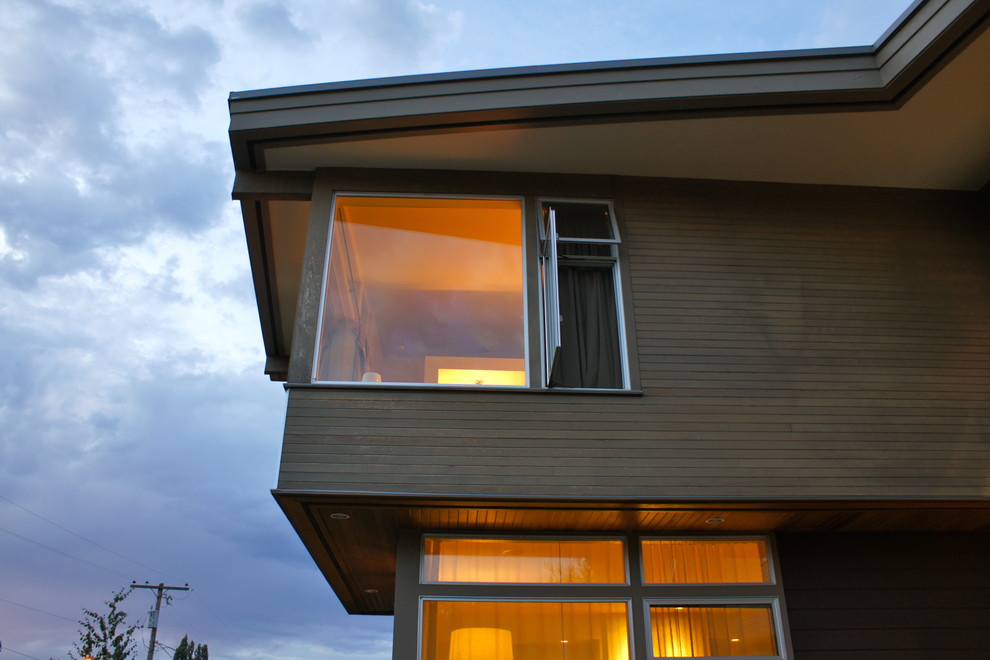 Свежая идея для дизайна: двухэтажный, деревянный дом в современном стиле с односкатной крышей - отличное фото интерьера