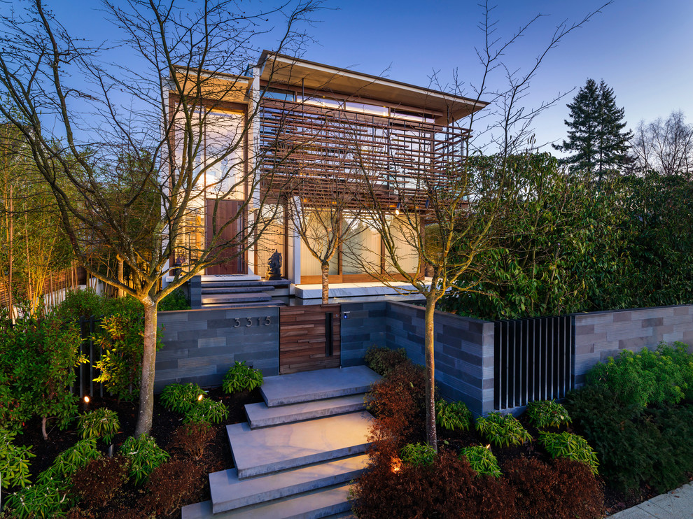 Mittelgroßes, Zweistöckiges Modernes Einfamilienhaus mit Betonfassade, weißer Fassadenfarbe und Flachdach in Vancouver