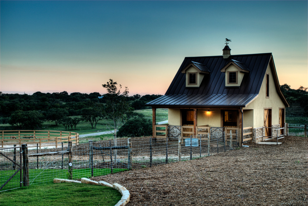 Kleines, Einstöckiges Landhausstil Einfamilienhaus mit Putzfassade, beiger Fassadenfarbe, Halbwalmdach und Blechdach in Austin