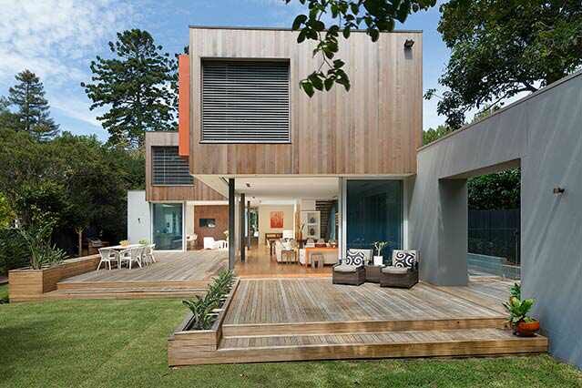 Idee per la facciata di una casa ampia bianca contemporanea a due piani con rivestimento in legno