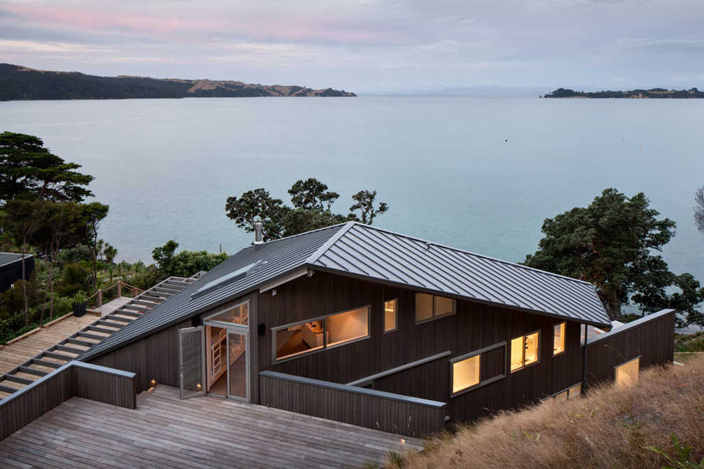 Beach style exterior home photo in Auckland