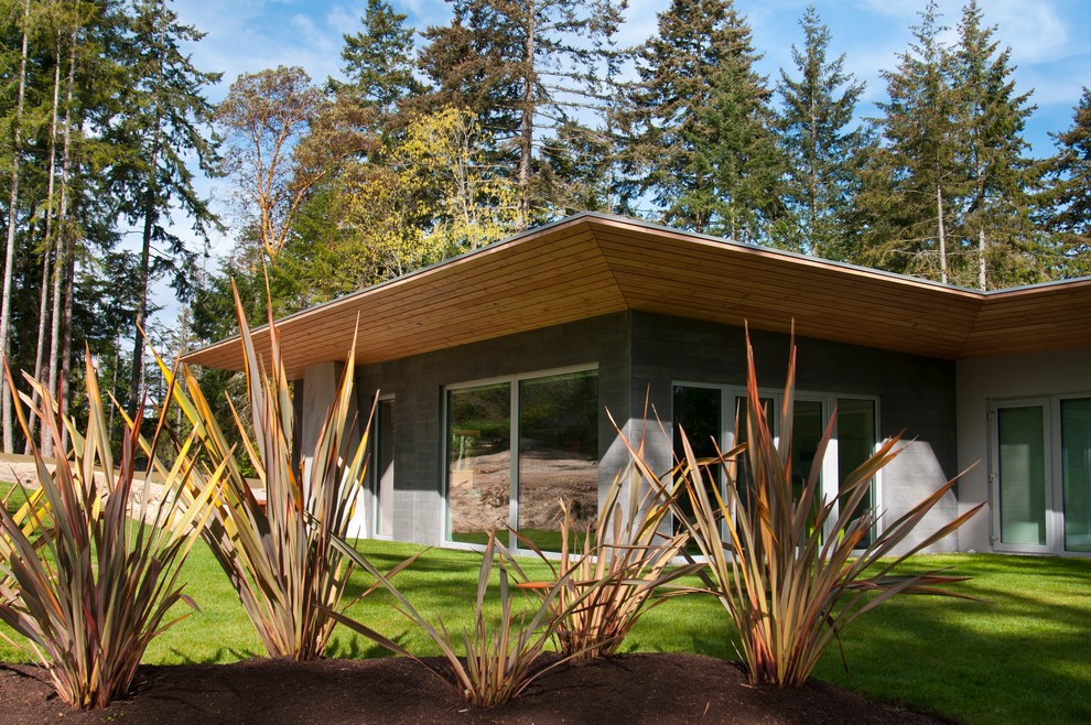 Large and gey contemporary bungalow concrete house exterior in Vancouver.