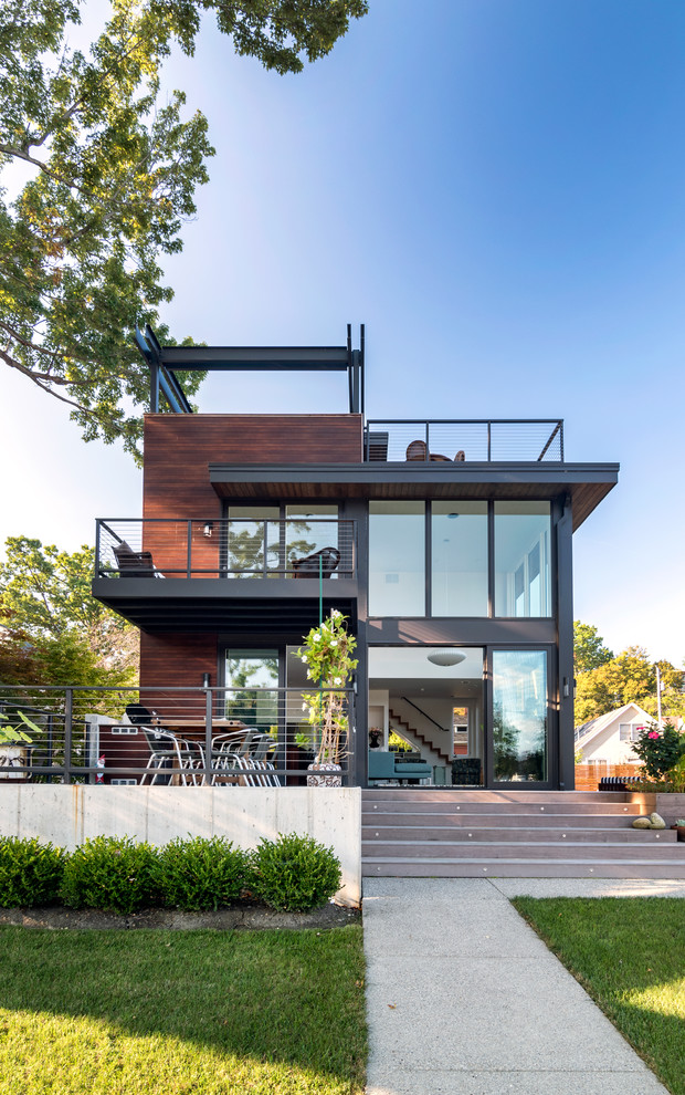 Kleines, Zweistöckiges Modernes Haus mit grauer Fassadenfarbe und Flachdach in Cleveland