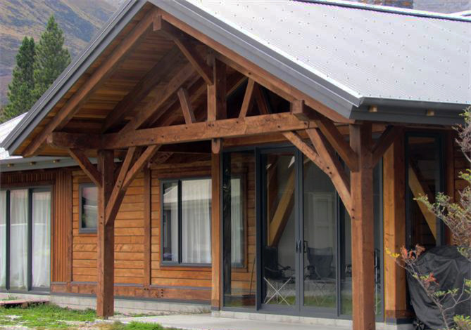 На фото: маленький, одноэтажный, деревянный, коричневый дом в современном стиле с двускатной крышей для на участке и в саду