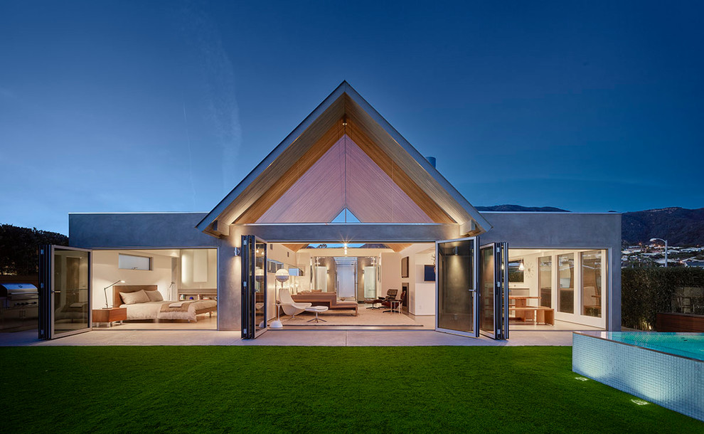 Idee per la villa grigia moderna a un piano di medie dimensioni con tetto a capanna