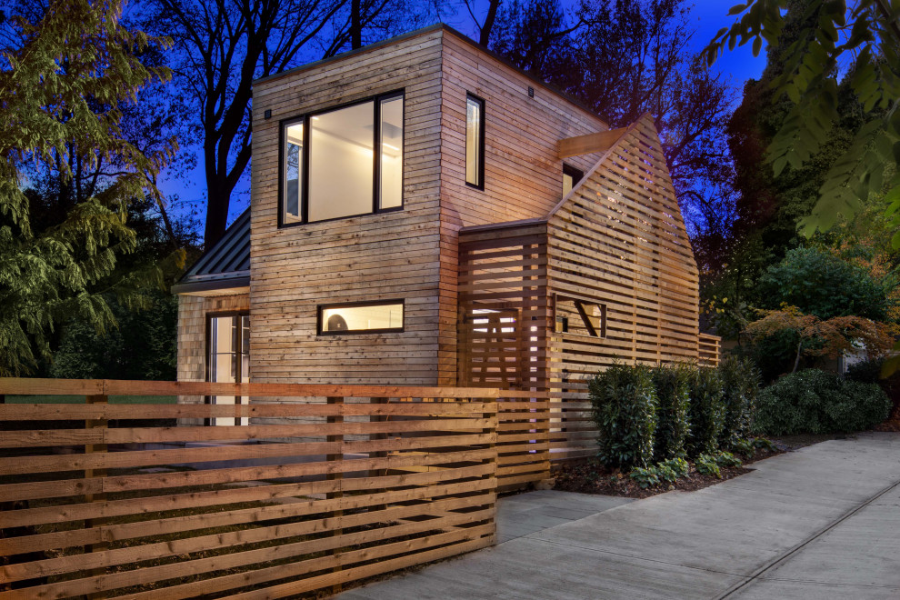 Foto de fachada de casa costera de tamaño medio de dos plantas con revestimiento de madera y tejado de metal