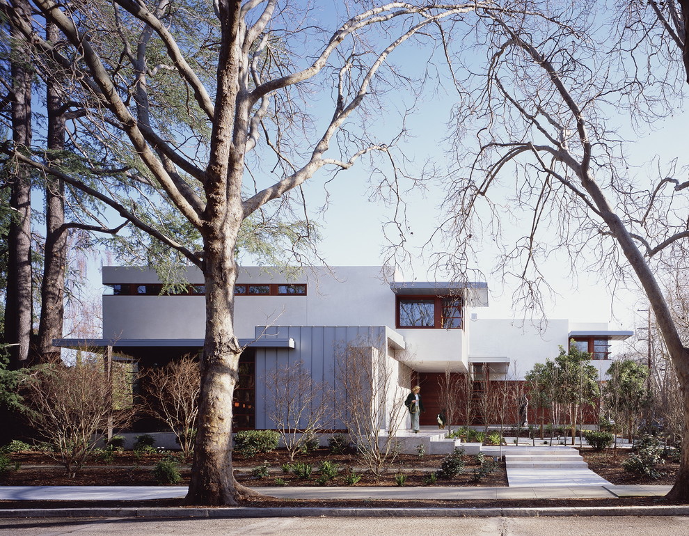 Exempel på ett stort modernt hus, med två våningar, blandad fasad och platt tak