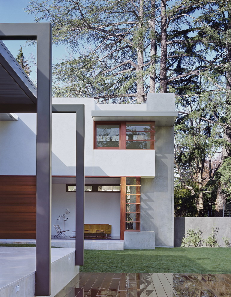 Esempio della facciata di una casa moderna con rivestimento in legno
