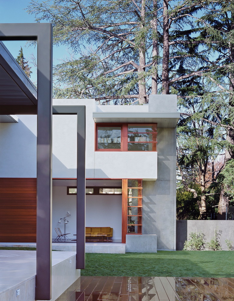Imagen de fachada de casa moderna con revestimiento de madera y tejado plano