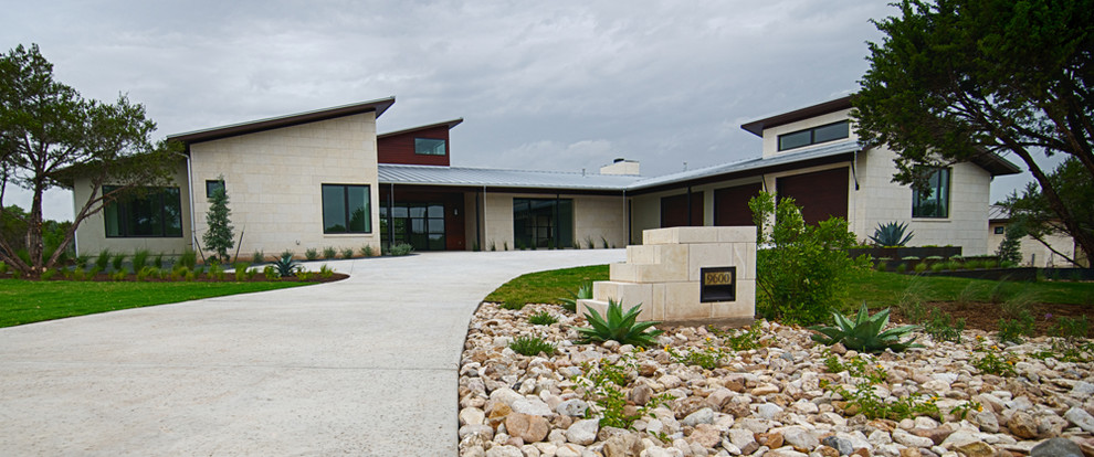 Photo of a contemporary house exterior in Austin.