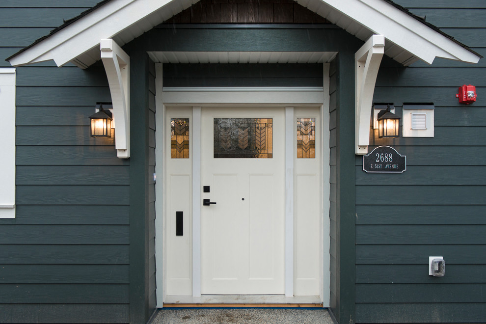 Kleines, Zweistöckiges Uriges Einfamilienhaus mit Faserzement-Fassade, grauer Fassadenfarbe, Satteldach und Schindeldach in Vancouver