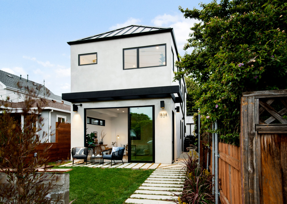 Kleines, Zweistöckiges Modernes Einfamilienhaus mit Putzfassade, weißer Fassadenfarbe, Walmdach und Blechdach in Los Angeles