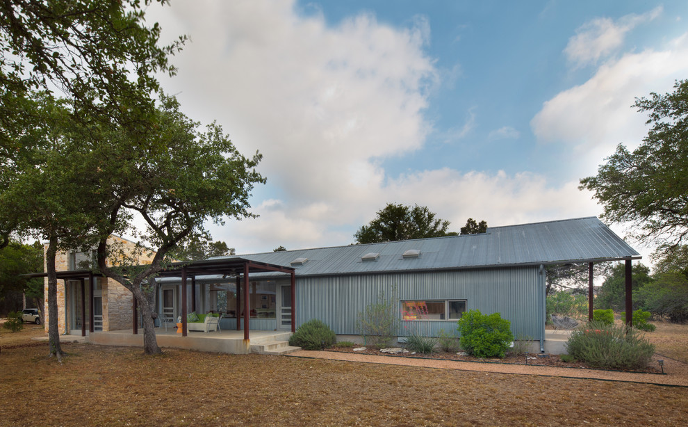 Einstöckiges Industrial Haus mit Metallfassade in Austin