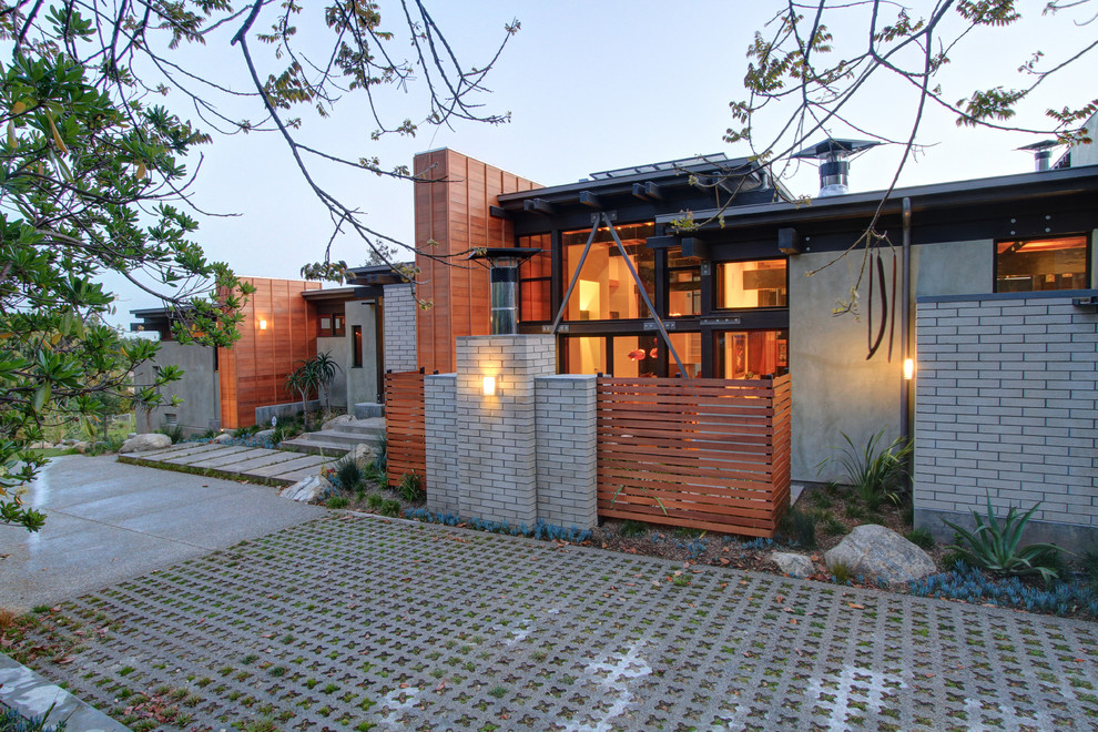 Expansive and gey contemporary two floor detached house in Los Angeles with mixed cladding and a flat roof.