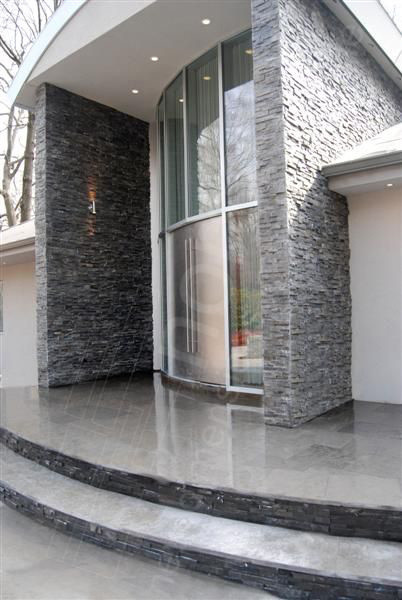 Idee per la facciata di una casa grigia moderna con rivestimento in pietra