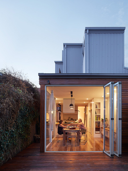 Idee per la facciata di una casa piccola bianca contemporanea a due piani con rivestimento in metallo e tetto piano