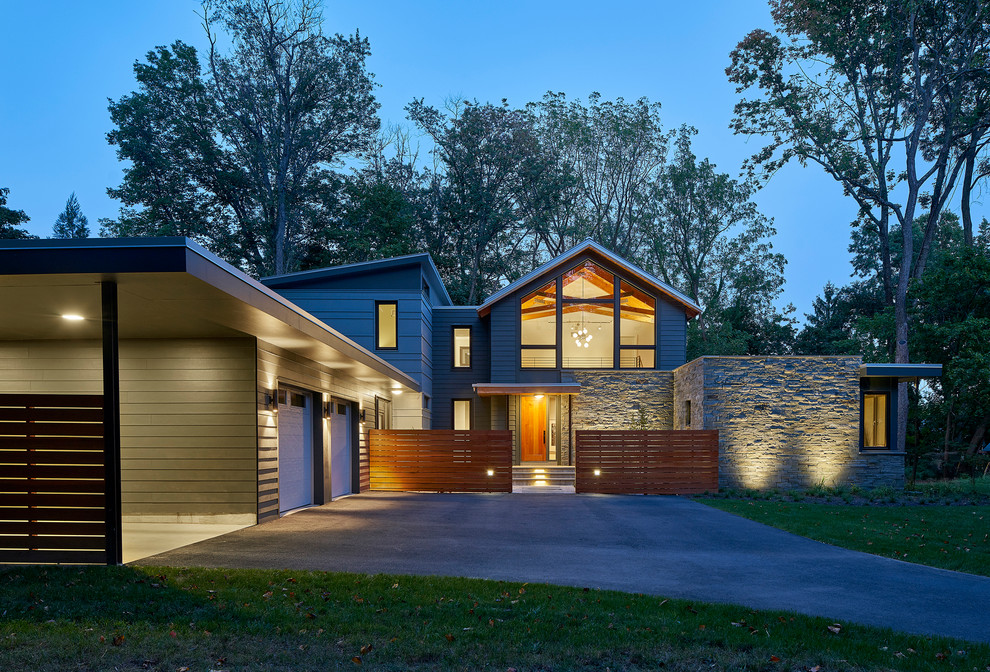 Zweistöckiges Modernes Einfamilienhaus mit Mix-Fassade, grauer Fassadenfarbe, Satteldach und Blechdach in Philadelphia