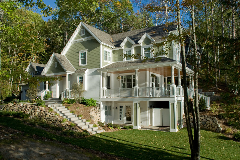 Foto della villa verde stile marinaro a tre piani di medie dimensioni con rivestimento in legno, tetto a capanna, copertura a scandole e tetto grigio