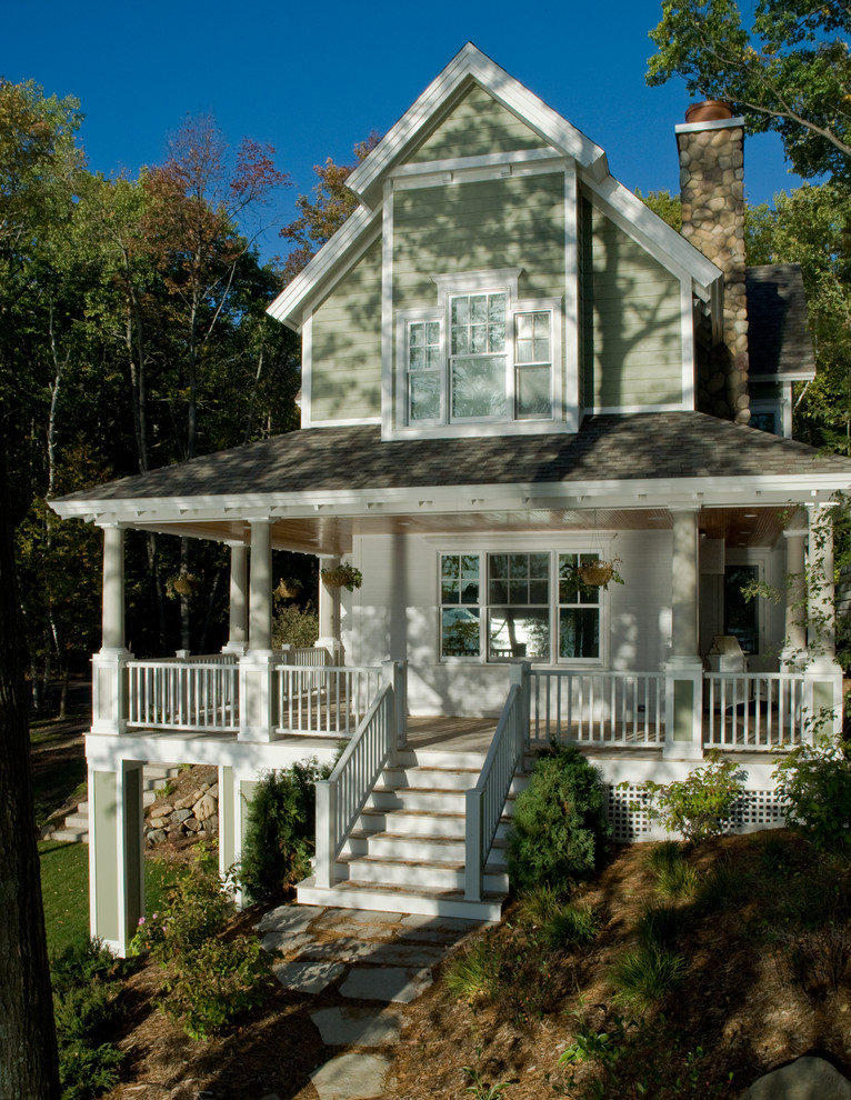 Aménagement d'une façade de maison verte bord de mer en bois de taille moyenne et à deux étages et plus avec un toit à deux pans, un toit en shingle et un toit gris.