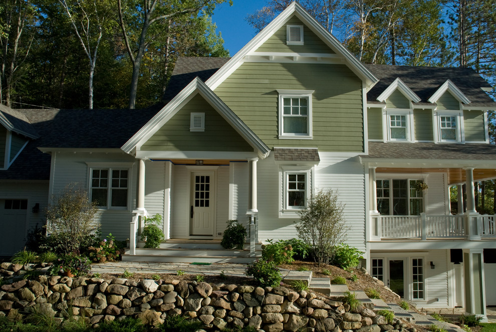Diseño de fachada de casa verde y gris campestre de tamaño medio de tres plantas con revestimiento de madera, tejado a dos aguas y tejado de teja de madera