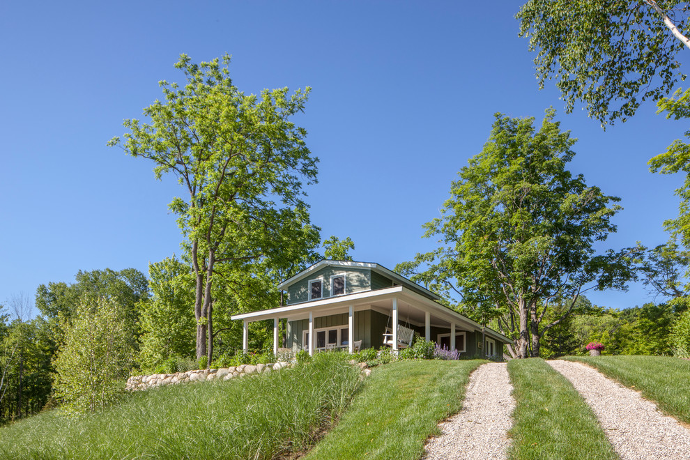 Mittelgroßes, Zweistöckiges Country Haus mit Vinylfassade und grauer Fassadenfarbe in Sonstige