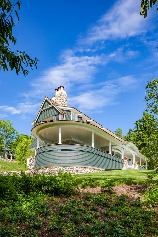 Idee per la facciata di una casa grande verde classica a due piani con rivestimento in legno e tetto a capanna