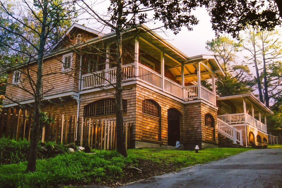 Foto della facciata di una casa marrone american style a due piani di medie dimensioni con rivestimento in legno e tetto a capanna