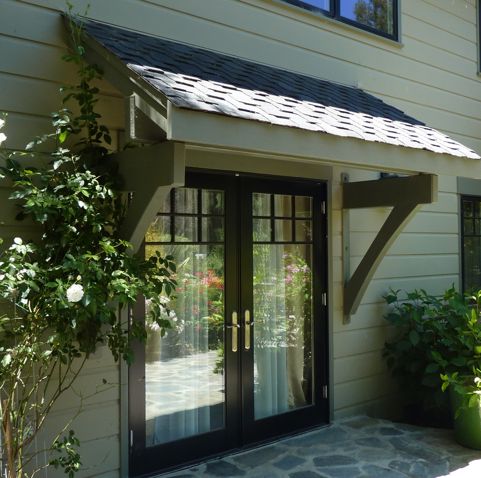 Ispirazione per la facciata di una casa piccola verde american style a due piani con rivestimento in legno