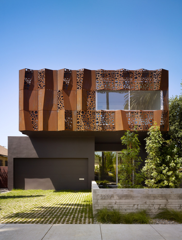 Zweistöckiges, Mittelgroßes Modernes Haus mit Metallfassade und brauner Fassadenfarbe in Los Angeles