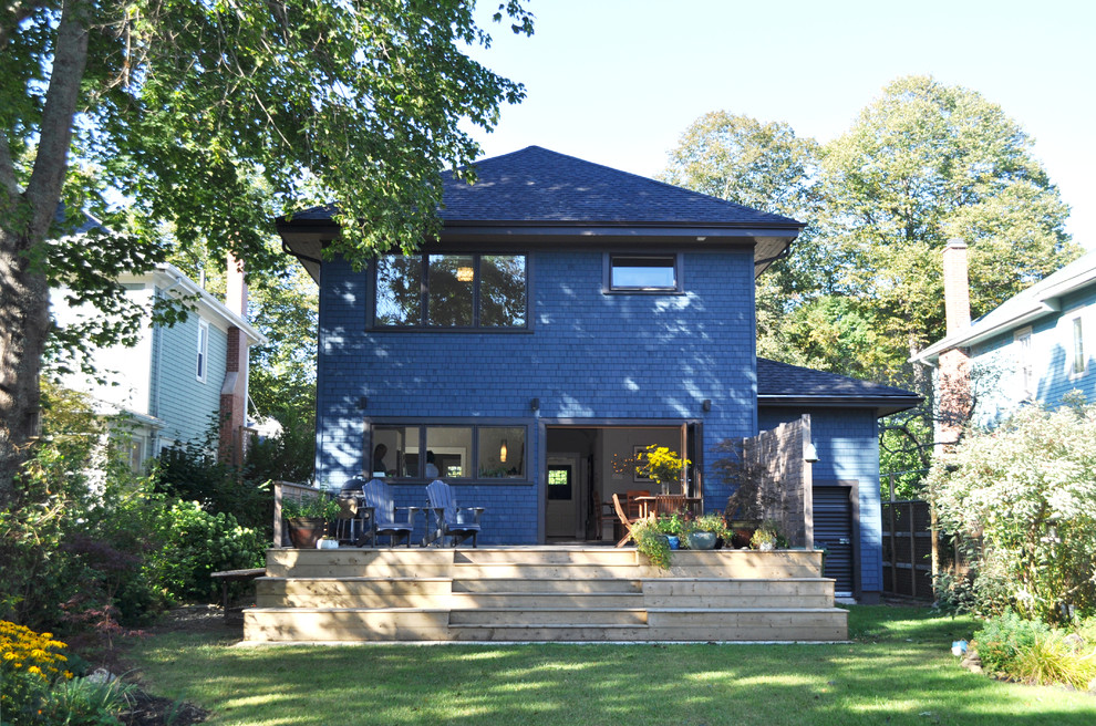 Inspiration för ett stort vintage blått hus, med två våningar, valmat tak och tak i shingel