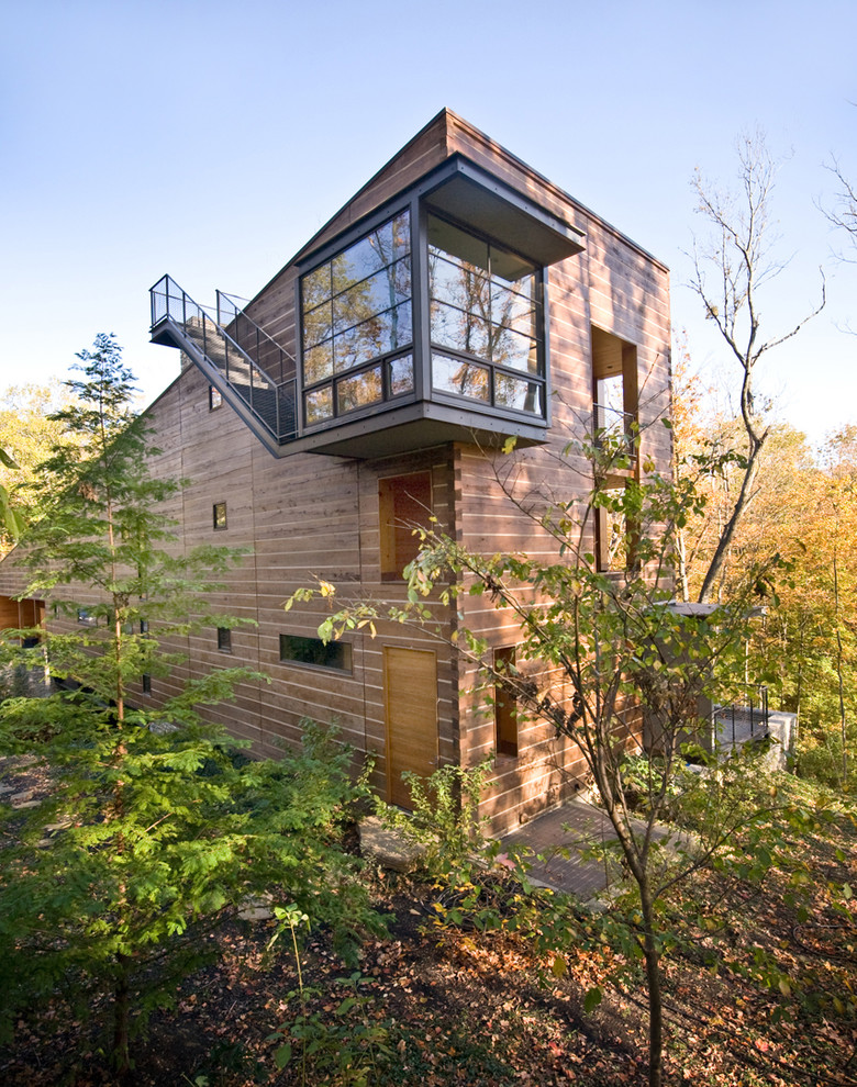 Ispirazione per la facciata di una casa grande marrone contemporanea a tre piani con rivestimento in legno e copertura verde