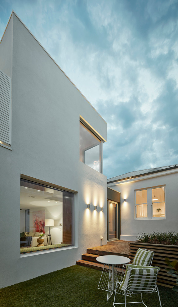 Inspiration pour une façade de maison marron design en stuc de taille moyenne et à un étage avec un toit plat.