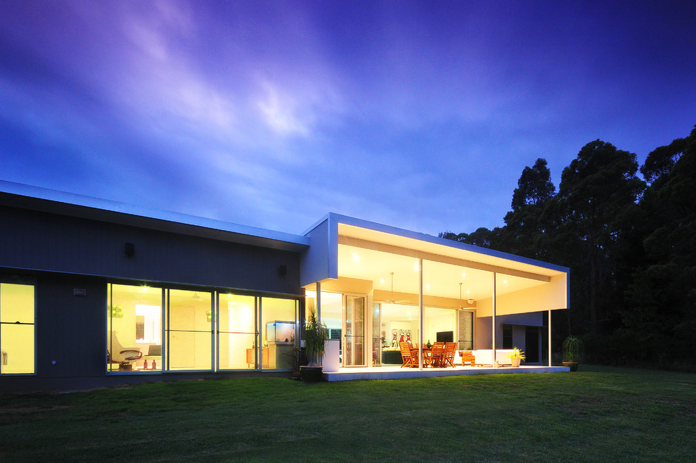 Mittelgroßes, Einstöckiges Modernes Haus mit Faserzement-Fassade, grauer Fassadenfarbe und Flachdach in Brisbane