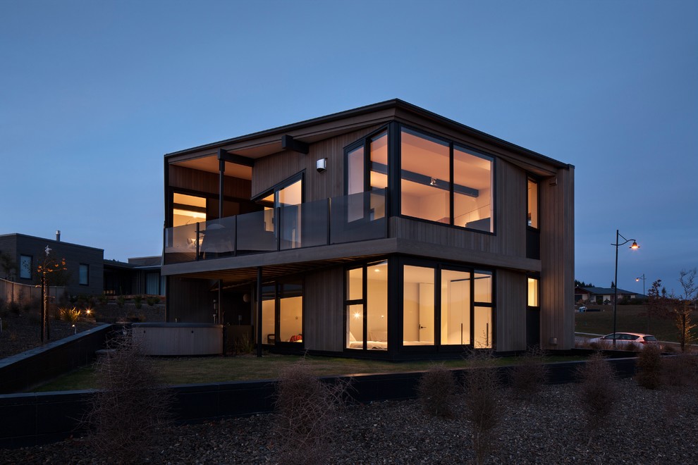 Cette photo montre une façade de maison tendance en bois de taille moyenne et à un étage.