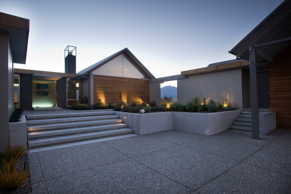 Großes Modernes Haus mit Mix-Fassade, beiger Fassadenfarbe und Satteldach in Christchurch