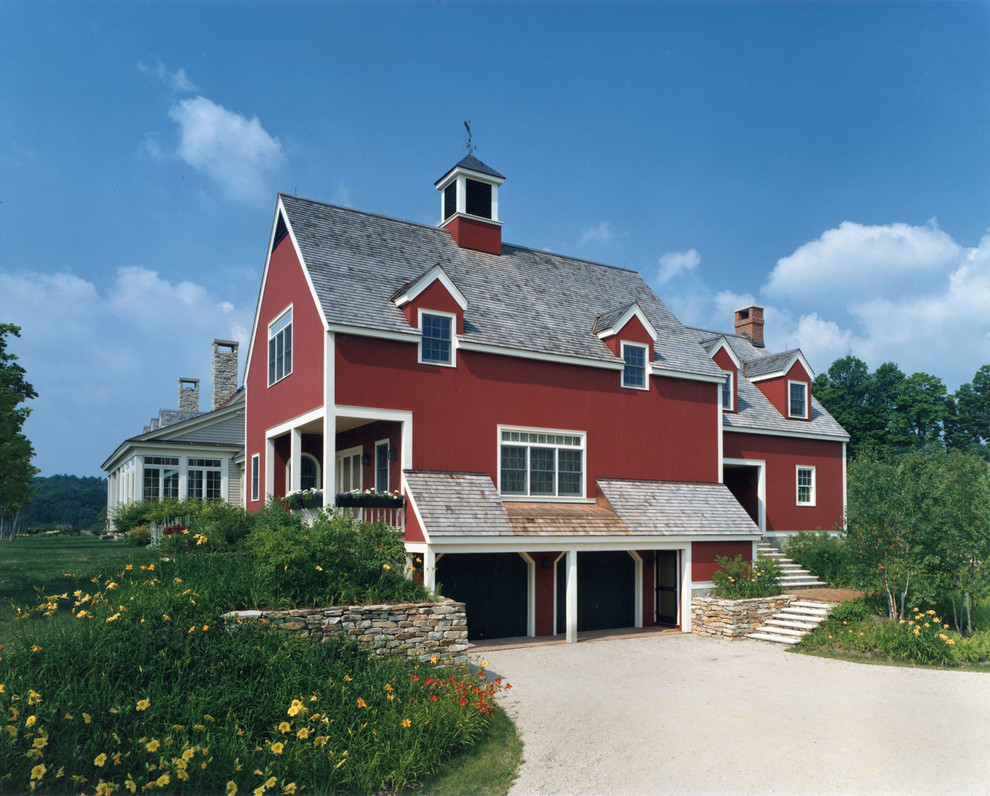 Großes, Zweistöckiges Landhausstil Haus mit Steinfassade, beiger Fassadenfarbe und Satteldach in Burlington