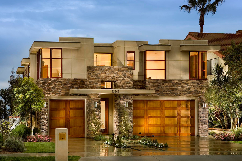 Modelo de fachada de casa beige clásica renovada grande de dos plantas con revestimientos combinados y tejado plano