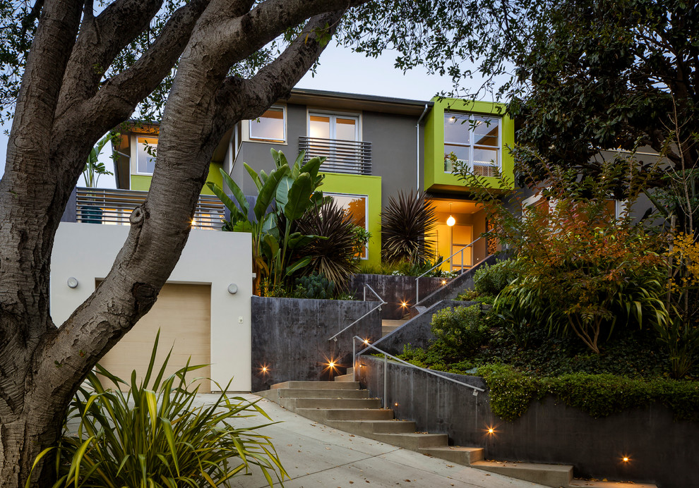 Zweistöckiges Modernes Haus mit grauer Fassadenfarbe in San Francisco
