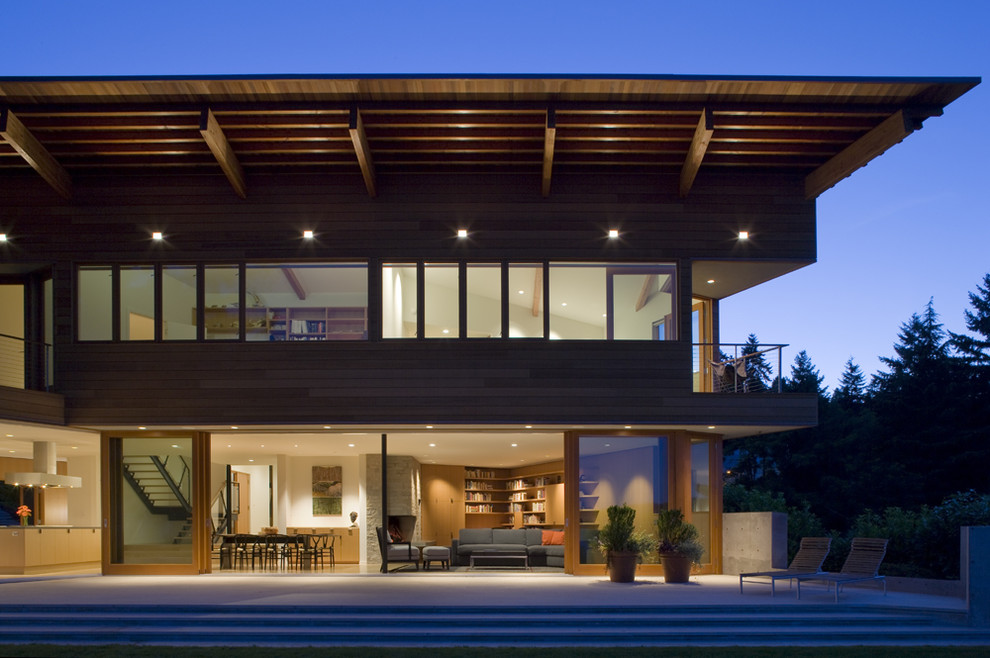 Photo of a large contemporary two floor house exterior in Seattle.