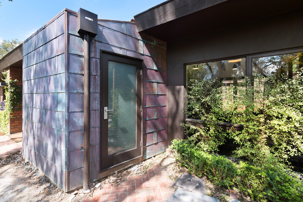 Modernes Haus mit Metallfassade und Lilaner Fassadenfarbe in Melbourne